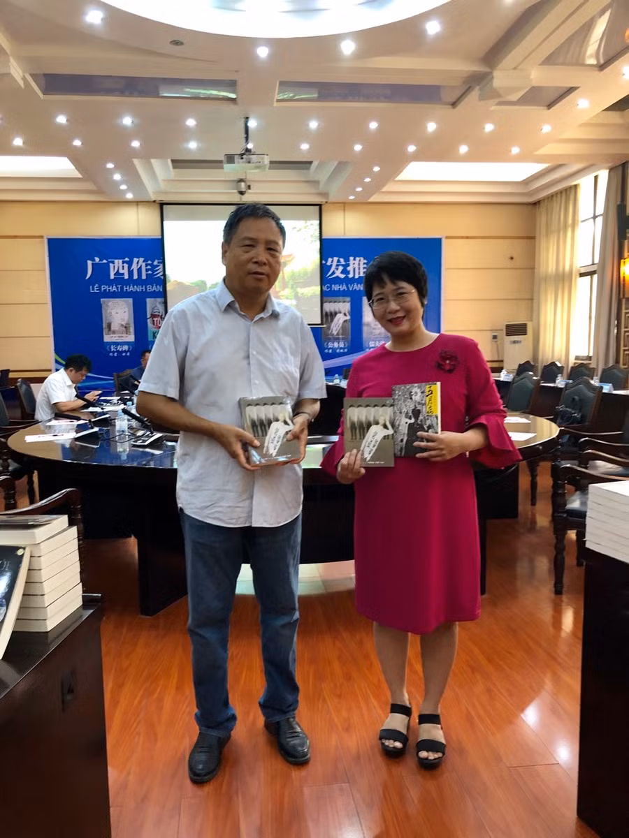 Nhà văn Hoàng Bội Hoa (bên trái)