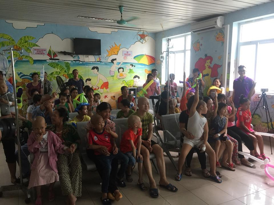 Các em nhỏ hào hứng với các tiết mục văn nghệ