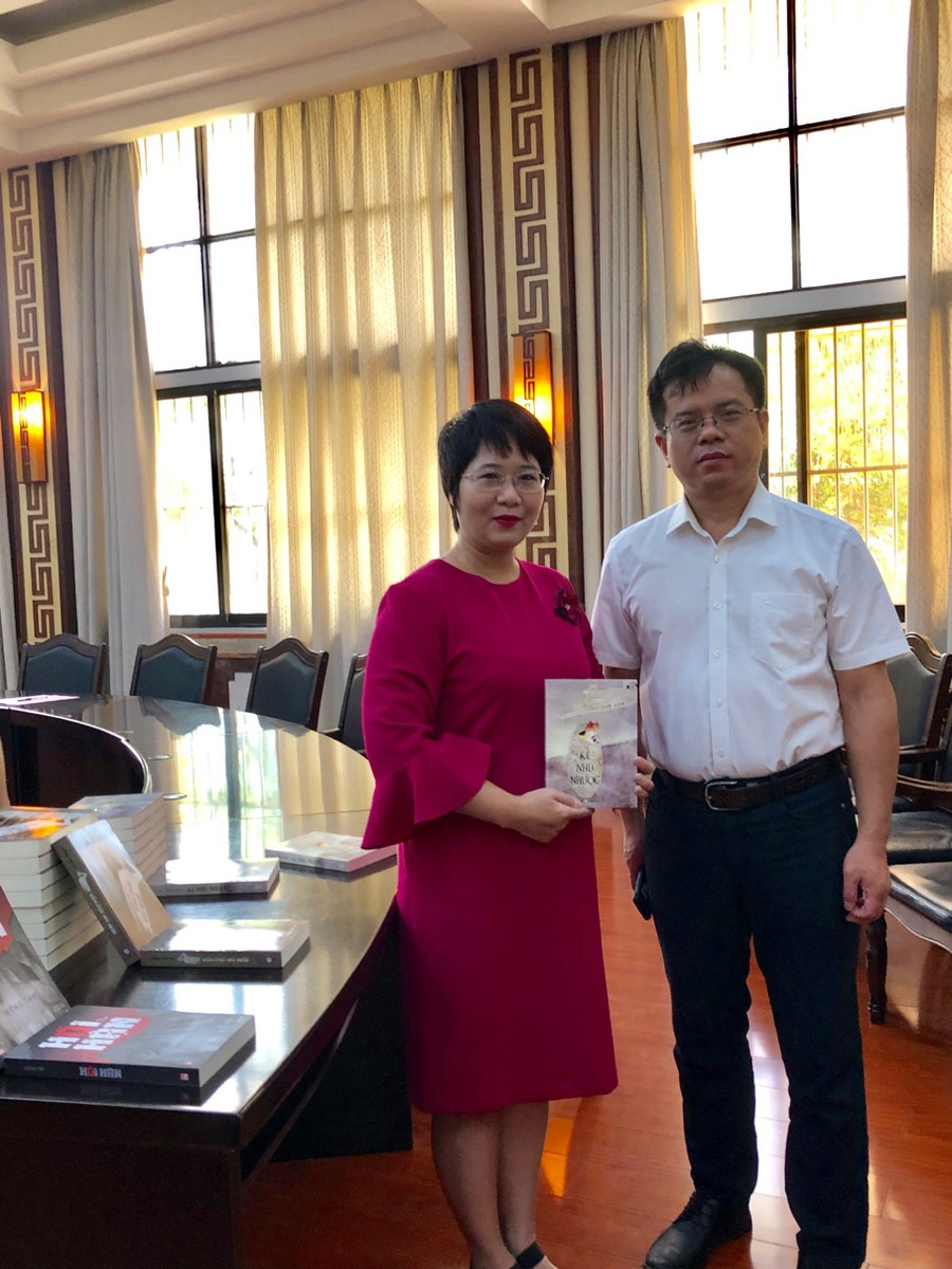 Nhà văn Chu Sơn Pha (bên phải) Nhà văn Chu Sơn Pha (bên phải)