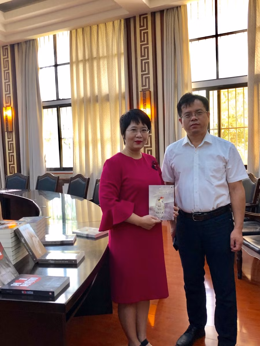 Nhà văn Chu Sơn Pha (bên phải)