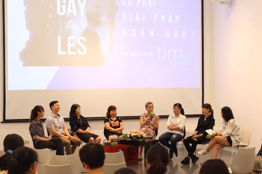 Talkshow với chủ đề “Gay lấy Les có phải giải pháp hoàn hảo”. Talkshow với chủ đề “Gay lấy Les có phải giải pháp hoàn hảo”.