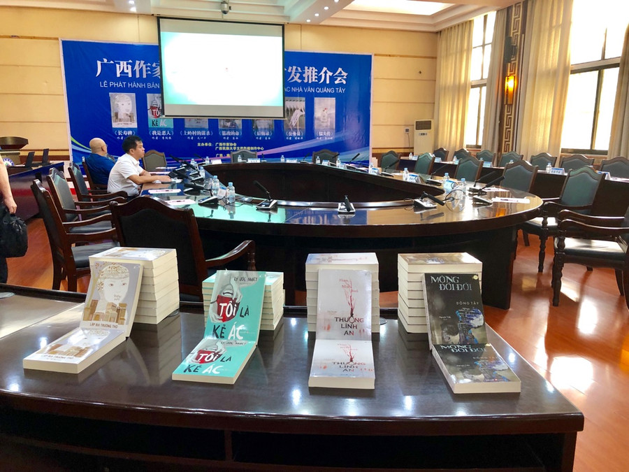 Những cuốn sách trưng bày tại buổi lễ ra mắt Những cuốn sách trưng bày tại buổi lễ ra mắt