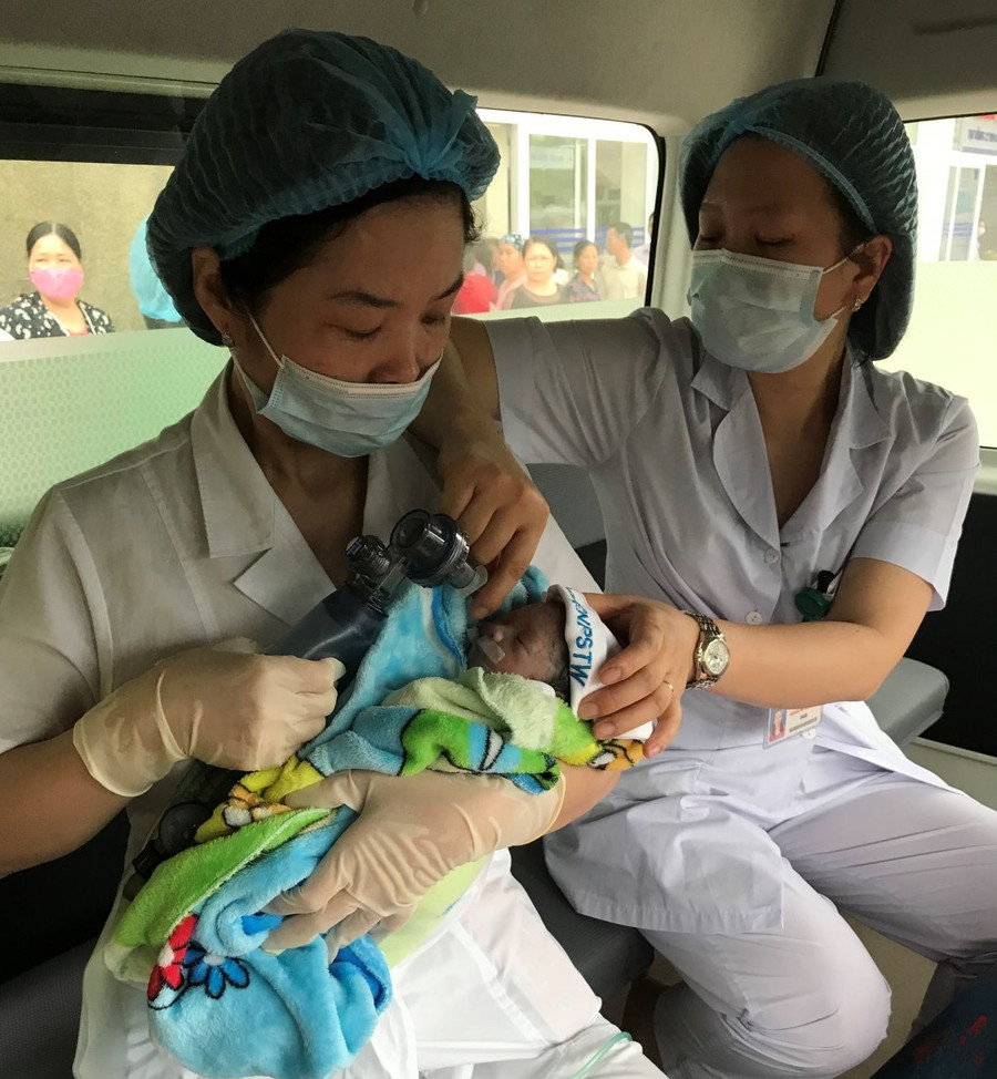 Em bé Đỗ Bình An chào đời trong niềm vui của cả bệnh nhân và các bác sĩ. Em bé Đỗ Bình An chào đời trong niềm vui của cả bệnh nhân và các bác sĩ.