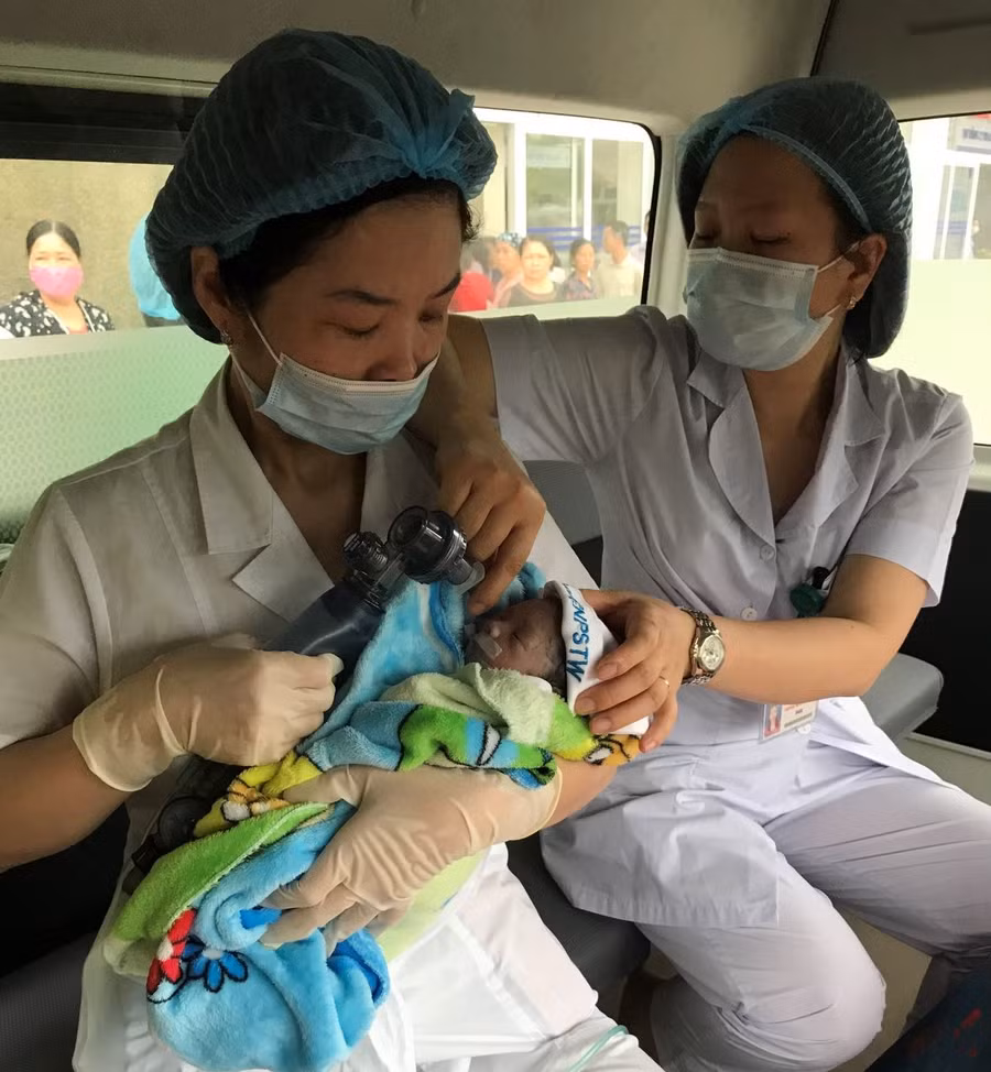 Em bé Đỗ Bình An chào đời trong niềm vui của cả bệnh nhân và các bác sĩ.