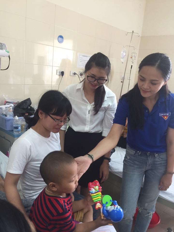 Tặng quà cho các em nhỏ