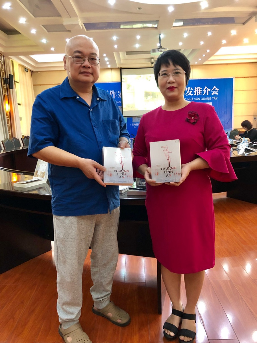 Nhà văn Phàm Nhất Bình (bên trái) cùng chị Nguyễn Lệ Chi. Nhà văn Phàm Nhất Bình (bên trái) cùng chị Nguyễn Lệ Chi.