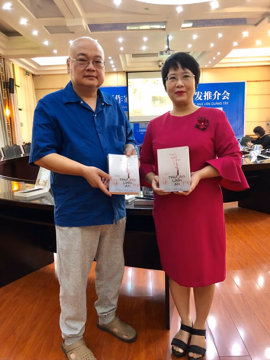 Nhà văn Phàm Nhất Bình (bên trái) cùng chị Nguyễn Lệ Chi.