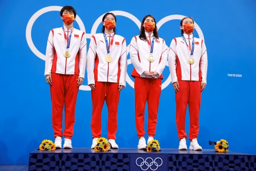 Vận động viên Trung Quốc nhận huy chương vàng tại Thế vận hội Tokyo 2020.