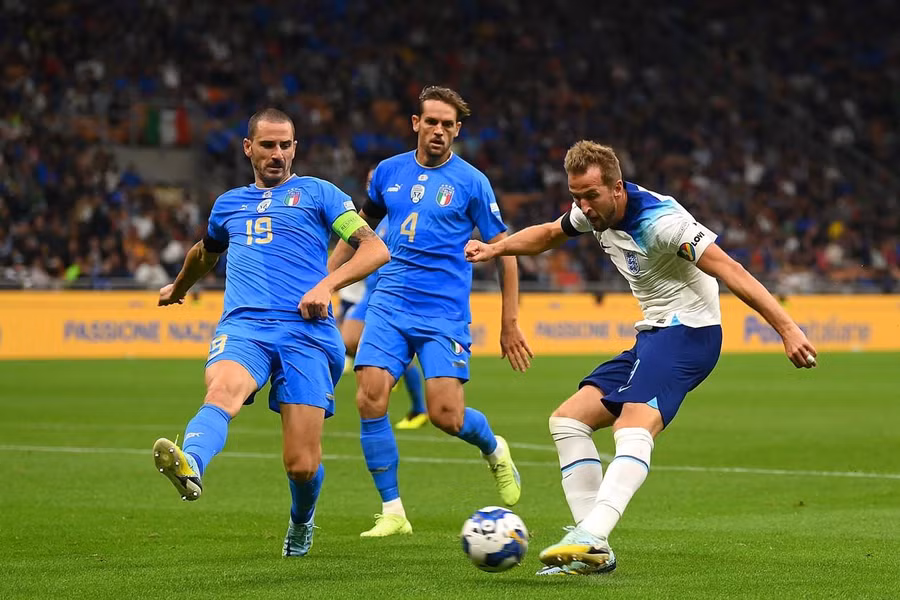 Đội tuyển Anh (bên phải) xuống hạng ở Nations League sau trận thua Italia.