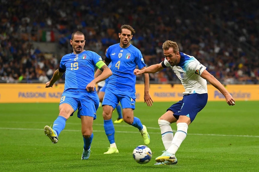 Đội tuyển Anh (bên phải) xuống hạng ở Nations League sau trận thua Italia.