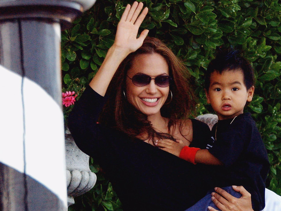 Angelina Jolie đang có những động thái cho thấy cô không muốn 6 đứa con gần gũi với bố khi chúng trưởng thành? Ảnh: Insider Angelina Jolie đang có những động thái cho thấy cô không muốn 6 đứa con gần gũi với bố khi chúng trưởng thành? Ảnh: Insider