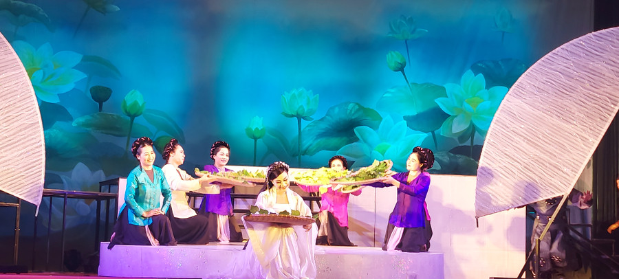 Nàng Khúc Thị Ngọc vui tầm tang, dệt cửi cùng dân thôn. Nàng Khúc Thị Ngọc vui tầm tang, dệt cửi cùng dân thôn.