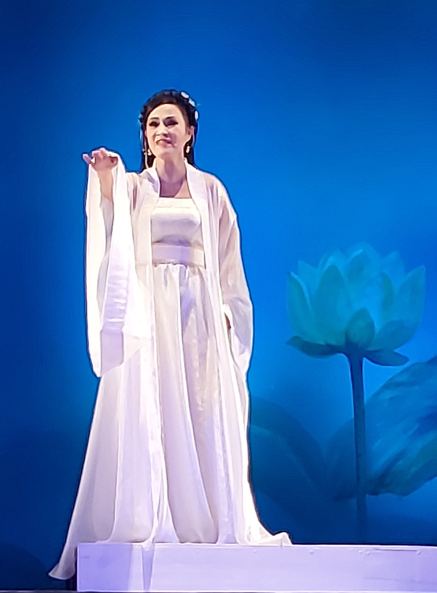 Vở cải lương huyền sử 'Khúc tiên chúa – Phượng múa trời Nam' là bài ca về tấm lòng yêu nước của nàng Khúc Thị Ngọc (nghệ sĩ Thiên Hương). Ảnh: Bình Thanh Vở cải lương huyền sử 'Khúc tiên chúa – Phượng múa trời Nam' là bài ca về tấm lòng yêu nước của nàng Khúc Thị Ngọc (nghệ sĩ Thiên Hương). Ảnh: Bình Thanh