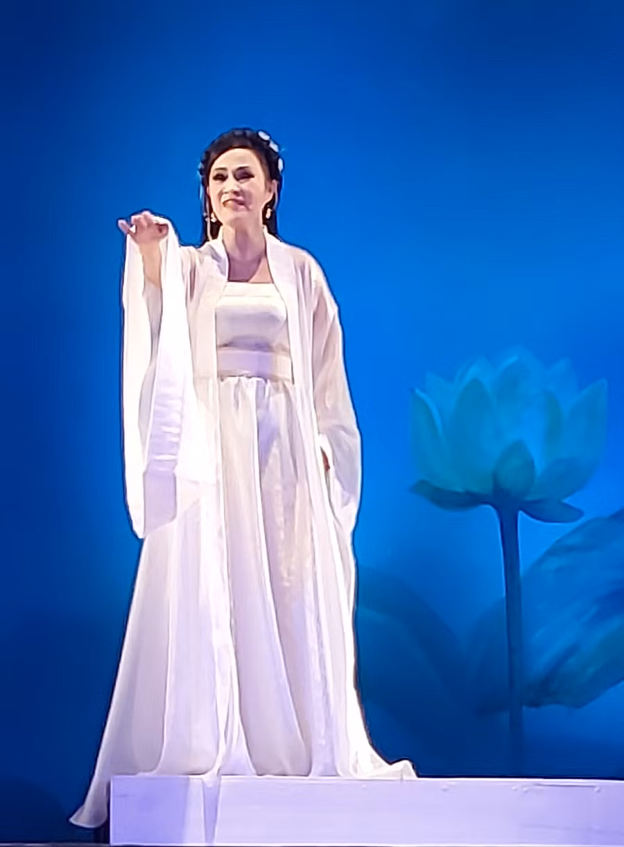 Vở cải lương huyền sử 'Khúc tiên chúa – Phượng múa trời Nam' là bài ca về tấm lòng yêu nước của nàng Khúc Thị Ngọc (nghệ sĩ Thiên Hương). Ảnh: Bình Thanh