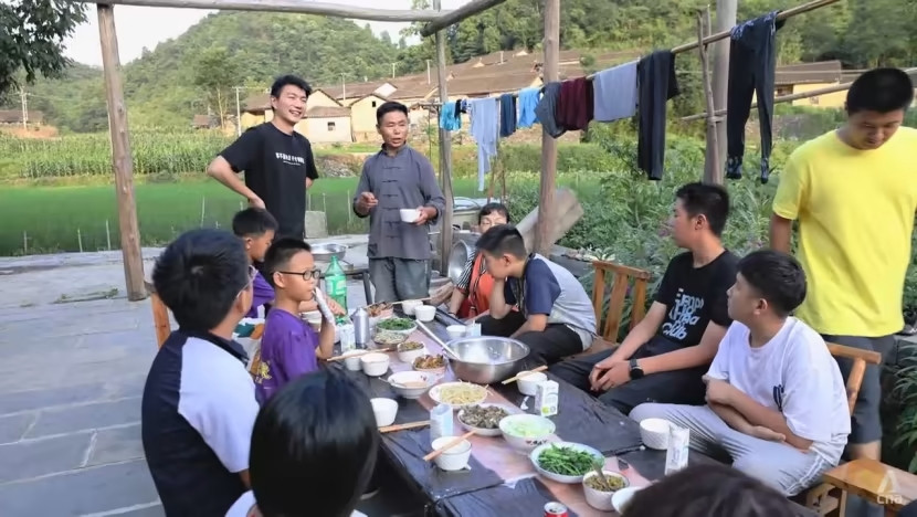 Nông thôn Trung Quốc đông thanh niên hơn nhờ giới trẻ chọn về quê, sống cùng và làm việc cho cha mẹ. Ảnh: Channelnewsasia.com Nông thôn Trung Quốc đông thanh niên hơn nhờ giới trẻ chọn về quê, sống cùng và làm việc cho cha mẹ. Ảnh: Channelnewsasia.com