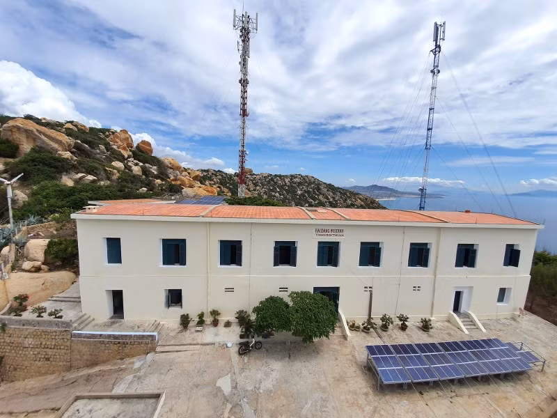 Khu nhà với những chiếc cửa cao, hành lang dài hun hút mang phong cách kiến trúc Pháp là nơi sinh hoạt của các cán bộ, nhân viên nơi đây. Để duy trì hoạt động của hải đăng, cán bộ nơi đây đã thầm lặng bám trụ, dù nắng mưa hay giông bão, thắp sáng đèn chỉ đường cho tàu thuyền ra Bắc vào Nam.