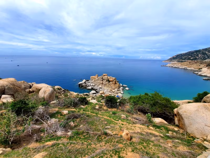 Leo lên đỉnh hải đăng phóng tầm mắt ra xa, toàn bộ khung cảnh của vùng biển Ninh Thuận như thu vào tầm mắt của du khách, cảm giác chiến thắng, chinh phục giới hạn của bản thân sẽ khiến mọi mệt mỏi như được tan biến. 