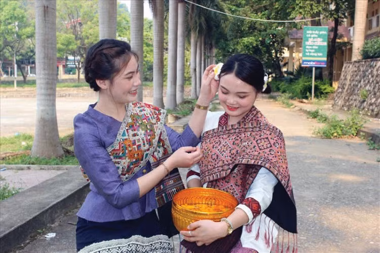 Sinh viên Lào tại Việt Nam đón Tết truyền thống.