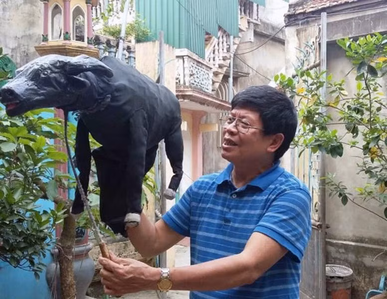 Hơn 70 tuổi, ông Nguyễn Hữu Y vẫn đam mê với rối cạn.