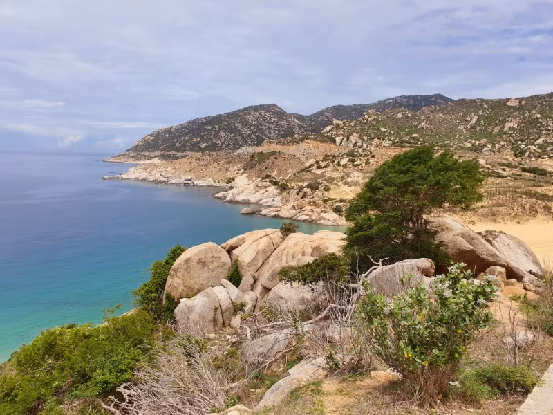 Để lên được hải đăng Mũi Dinh bạn phải đi bộ khoảng một tiếng đồng hồ theo đường đèo, dốc dựng đứng ngoằn ngoèo men theo vực núi hoặc thuê xe máy… đây là một thử thách chông gai đối với du khách, bù lại có nhiều cảnh đẹp hút hồn, khiến du khách như lạc vào tiên cảnh.