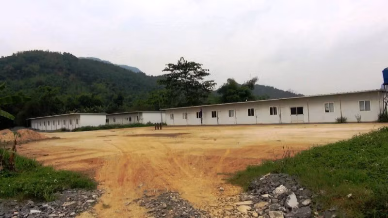 Nhà ở của công nhân trong dự án nhà máy xi măng Thanh Sơn cũng bỏ hoang.