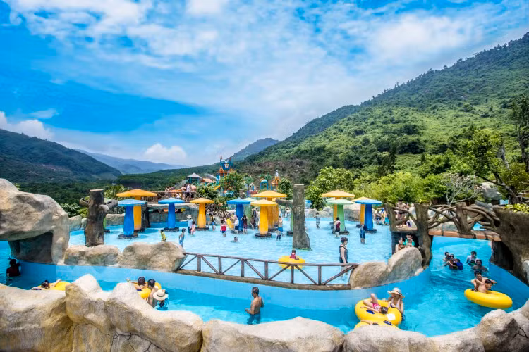 Khách du lịch trải nghiệm ở Công viên suối khoáng nóng Núi Thần Tài. Ảnh: Bích Hương