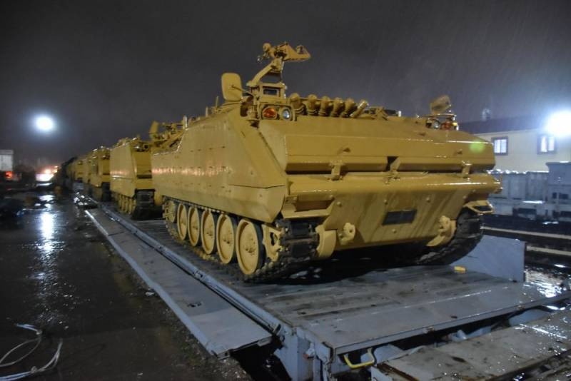 Hình ảnh các xe tăng được di chuyển để tập kết. Hình ảnh các xe tăng được di chuyển để tập kết.