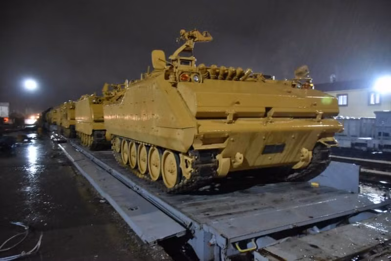 Hình ảnh các xe tăng được di chuyển để tập kết.