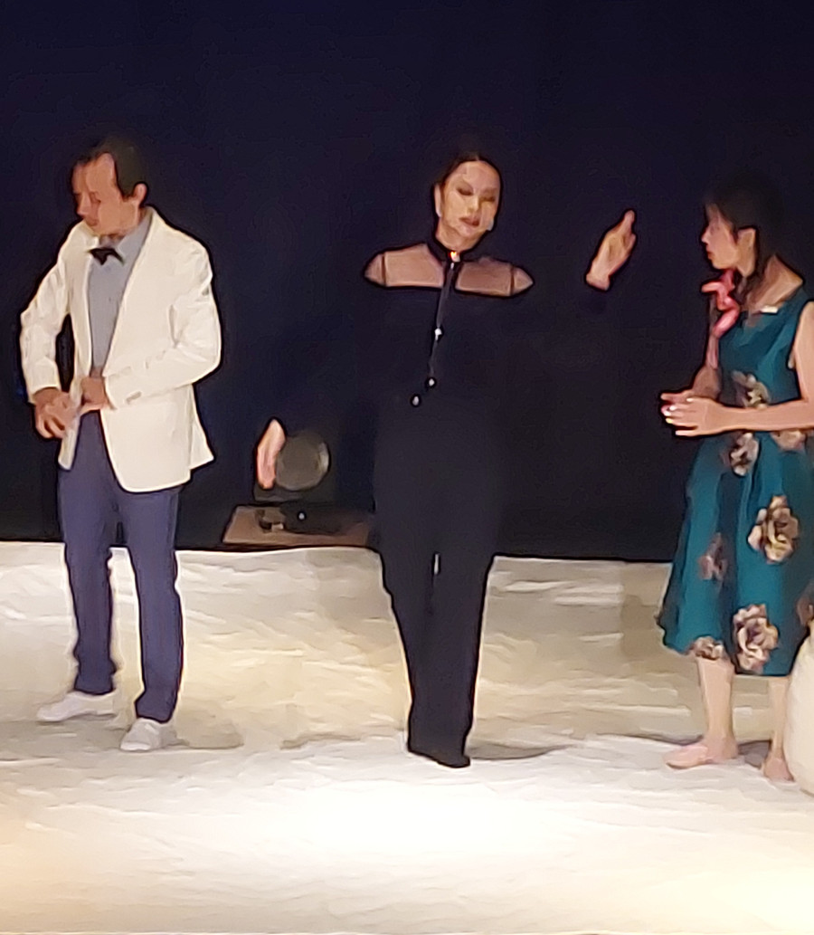 Vở kịch &apos;Búp bê&apos; tiếp tục được Lucteam trình diễn bằng ngôn ngữ ước lệ biểu hiện. Ảnh: Bình Thanh.