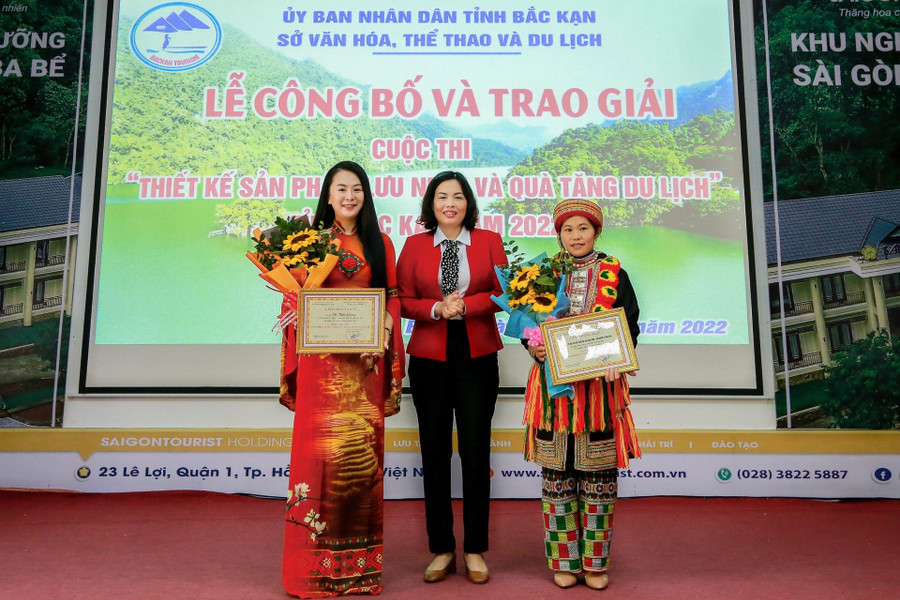 Nhà thiết kế Vũ Thảo Giang vượt qua cấm cản để giữ 'hồn' dân tộc ảnh 2 Nhà thiết kế Vũ Thảo Giang vượt qua cấm cản để giữ 'hồn' dân tộc ảnh 2