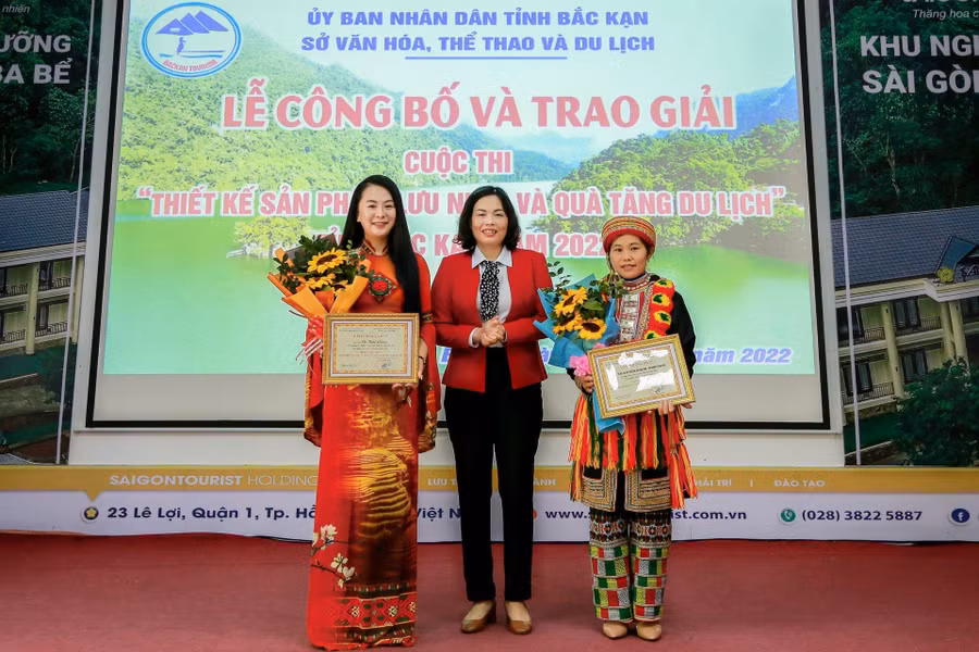 Nhà thiết kế Vũ Thảo Giang vượt qua cấm cản để giữ 'hồn' dân tộc ảnh 2