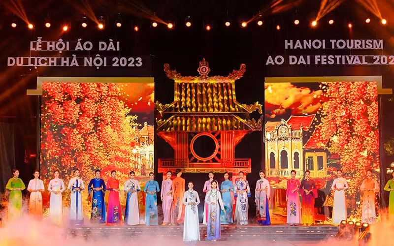 Nhà thiết kế Vũ Thảo Giang (thứ 3 từ phải sang) cùng các người mẫu trong bộ sưu tập 'Minh châu Hà thành'. Ảnh: NVCC.