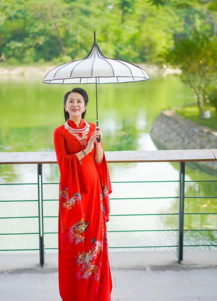 Nhà thiết kế Vũ Thảo Giang duyên dáng trong tà áo dài. Ảnh: NVCC. Nhà thiết kế Vũ Thảo Giang duyên dáng trong tà áo dài. Ảnh: NVCC.