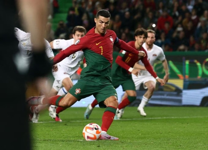 Ronaldo ghi bàn cho Bồ Đào Nha trên chấm phạt đền.