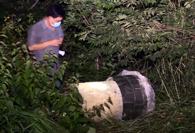 Hai thi thể bị đổ bêtông ở Bình Dương đều là nam, khoảng 30-35 tuổi ảnh 1 Khối bêtông hình trụ chứa thi thể thứ hai nằm ở hông nhà. Ảnh: Nguyệt Triều.
