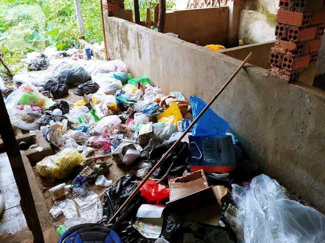 Cận cảnh hai khối bê tông giấu 2 thi thể đang phân huỷ Bình Dương, người môi giới mua nhà kể chi tiết bất ngờ - Ảnh 9. Cận cảnh hai khối bê tông giấu 2 thi thể đang phân huỷ Bình Dương, người môi giới mua nhà kể chi tiết bất ngờ - Ảnh 9.