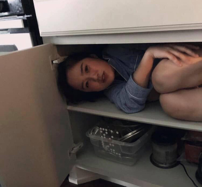 Dỗi bạn trai, cô gái chui vào tủ đựng chén đĩa bị phát hiện, nhan sắc gây chú ý nhất - Ảnh 3. Dỗi bạn trai, cô gái chui vào tủ đựng chén đĩa bị phát hiện, nhan sắc gây chú ý nhất - Ảnh 3.