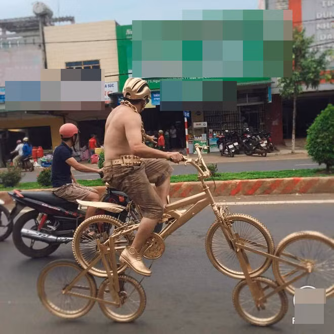 Lại xuất hiện người đàn ông được coi là bản sao của Phúc XO, vàng đeo lủng lẳng đi siêu xe 6 bánh cũng phủ vàng-3