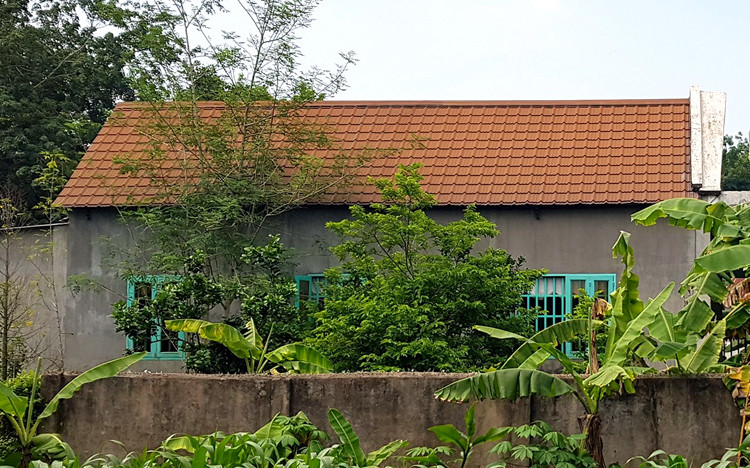 Hai thi thể bị đổ bêtông ở Bình Dương đều là nam, khoảng 30-35 tuổi ảnh 2 Căn nhà xảy ra vụ án rộng khoảng 150 m2, có khuôn viên với hàng rào sắt kiên cố, nằm gần cuối con hẻm nhỏ vào lô cao su, xung quanh vắng vẻ. Ảnh: Phước Tuấn.