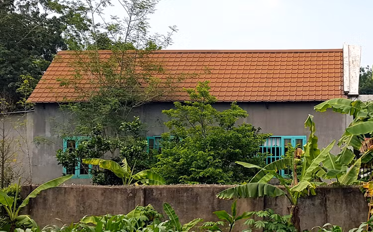 Căn nhà xảy ra vụ án rộng khoảng 150 m2, có khuôn viên với hàng rào sắt kiên cố, nằm gần cuối con hẻm nhỏ vào lô cao su, xung quanh vắng vẻ. Ảnh: Phước Tuấn.