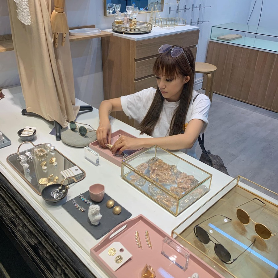 Ngắm nhan sắc mẹ ruột Midu, thoạt nhìn tưởng hai chị em ảnh 8 Ngắm nhìn nhan sắc mẹ ruột sắp bước vào tuổi U50, Midu giật mình: Tưởng hai chị em-8