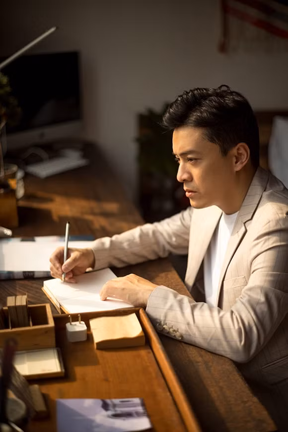 Gạt qua nỗi buồn mất giấy tờ, ca sĩ Lam Trường tung bộ ảnh với thần thái chuẩn soái ca-6