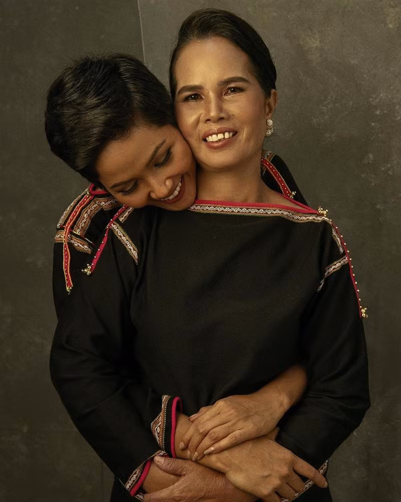 Đăng ảnh Tăng Thanh Hà, Louis Nguyễn không quên thả trái tim yêu thương cho bà xã xinh đẹp-7