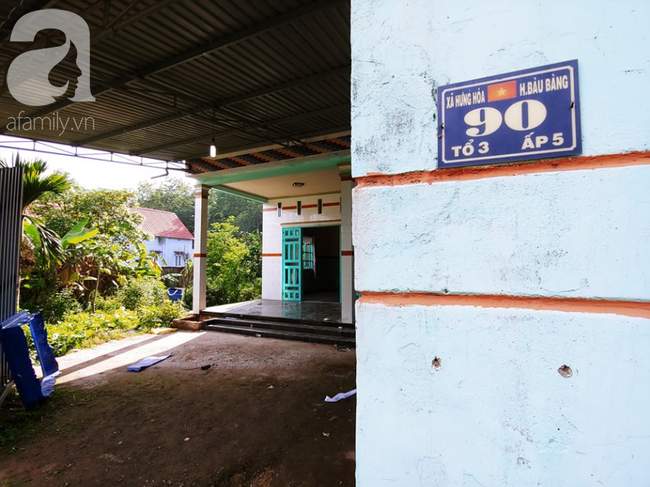 Cận cảnh hai khối bê tông giấu 2 thi thể đang phân huỷ Bình Dương, người môi giới mua nhà kể chi tiết bất ngờ - Ảnh 1. Cận cảnh hai khối bê tông giấu 2 thi thể đang phân huỷ Bình Dương, người môi giới mua nhà kể chi tiết bất ngờ - Ảnh 1.