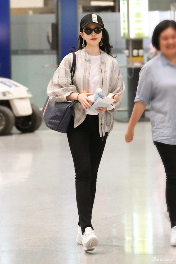 Ngỡ ngàng ảnh chụp vội Lưu Diệc Phi ở sân bay ảnh 6 cu ngo anh luu diec phi deu la "chinh sua", hinh chup voi lai gay bat ngo nhu the nay - 6