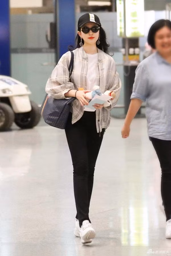 cu ngo anh luu diec phi deu la "chinh sua", hinh chup voi lai gay bat ngo nhu the nay - 6