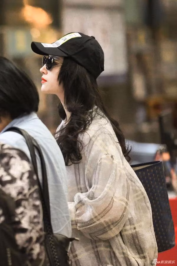 cu ngo anh luu diec phi deu la "chinh sua", hinh chup voi lai gay bat ngo nhu the nay - 2