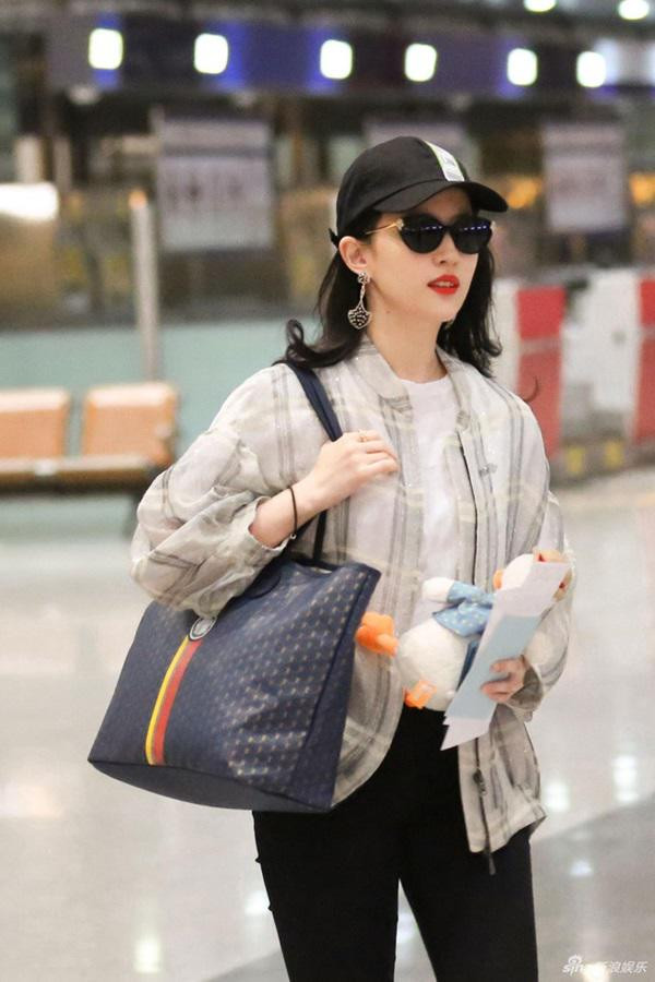 Ngỡ ngàng ảnh chụp vội Lưu Diệc Phi ở sân bay ảnh 1 cu ngo anh luu diec phi deu la "chinh sua", hinh chup voi lai gay bat ngo nhu the nay - 1