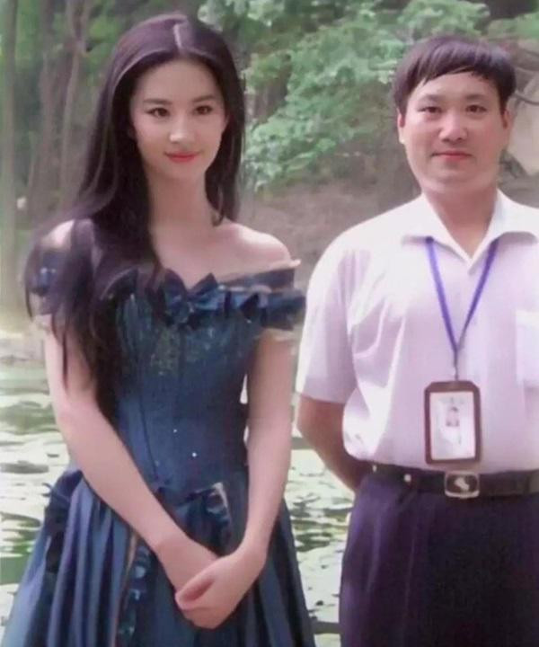 Ngỡ ngàng ảnh chụp vội Lưu Diệc Phi ở sân bay ảnh 7 cu ngo anh luu diec phi deu la "chinh sua", hinh chup voi lai gay bat ngo nhu the nay - 7