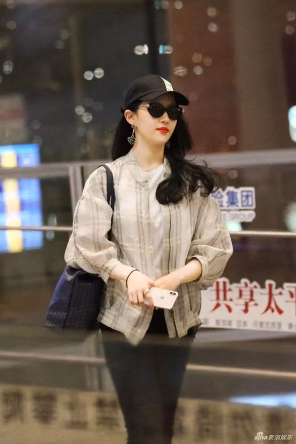 cu ngo anh luu diec phi deu la "chinh sua", hinh chup voi lai gay bat ngo nhu the nay - 5